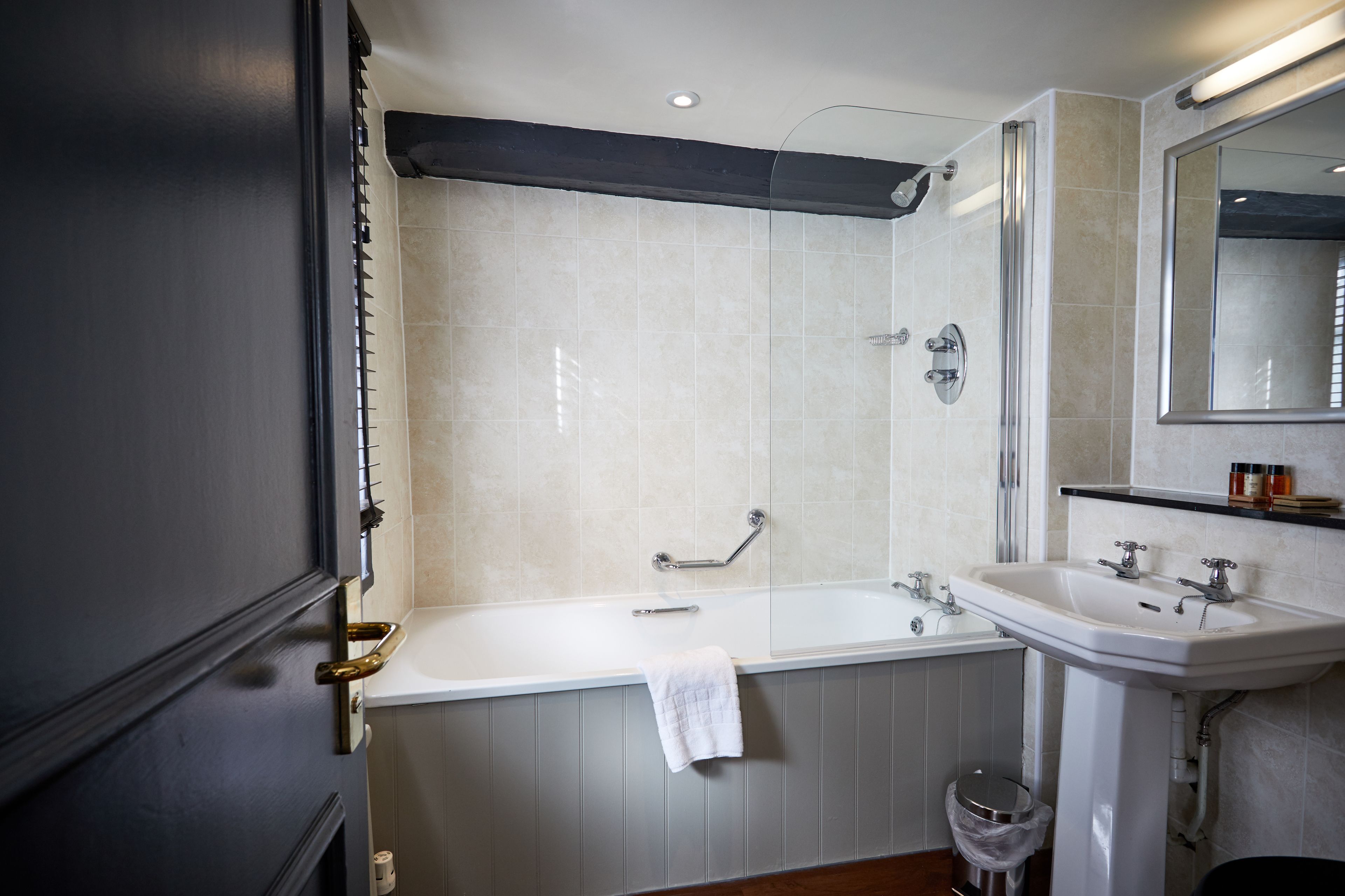 Une salle de bain avec une baignoire, un lavabo et une douche.