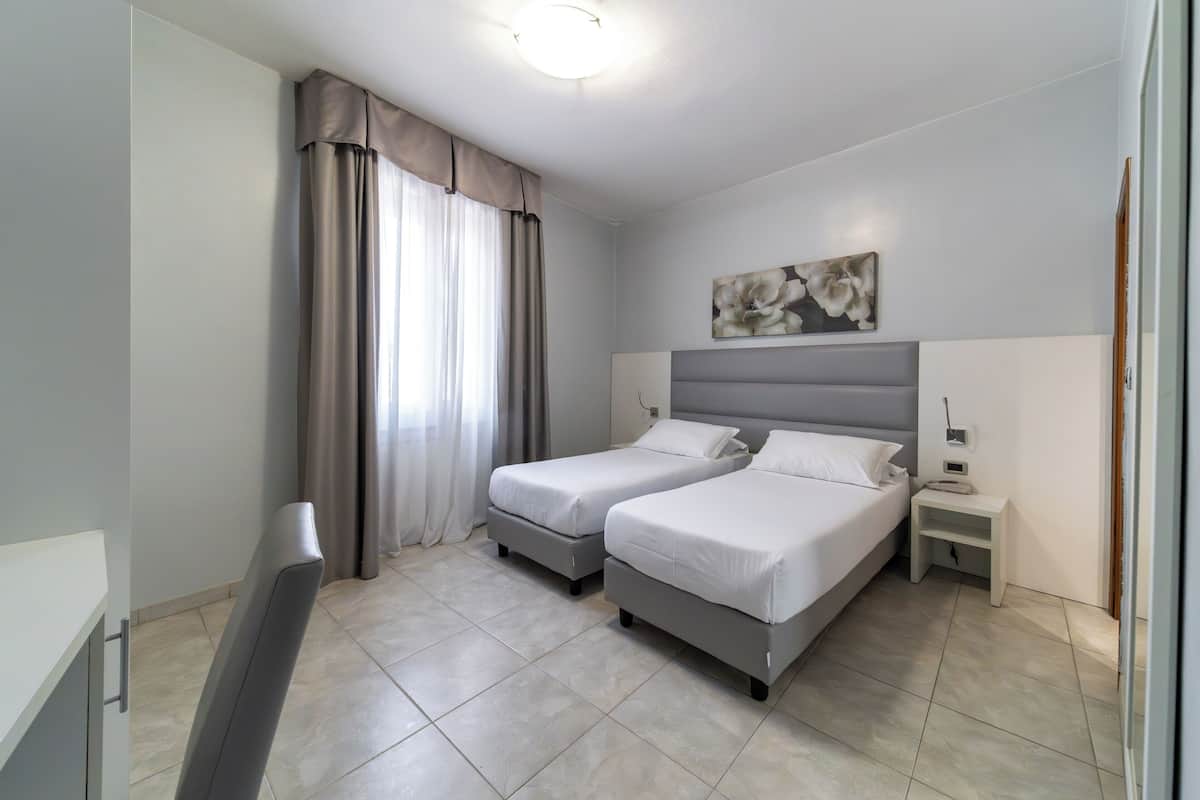 Twin Room | Room amenity