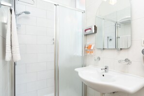 Shower, free toiletries, hair dryer, slippers - Hotel University (Bologna)