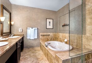 Executive kamer, 1 kingsize bed, niet-roken (Multi-level) | Badkamer | Gratis toiletartikelen, een haardroger, handdoeken, zeep