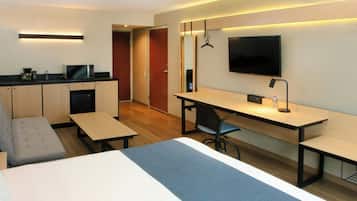 Suite, 1 cama Queen size y sofá cama | Escritorio, cortinas blackout, wifi gratis y ropa de cama