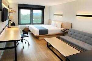 Suíte, 1 cama Queen e sofá-cama | Escrivaninha, cortinas blackout, Wi-Fi de cortesia, roupa de cama