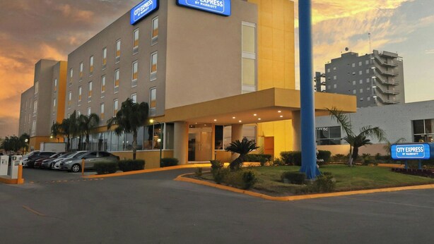 A City Express by Marriott hotel with a modern design, multiple floors, and a parking lot. - City Express by Marriott Reynosa (Reynosa)