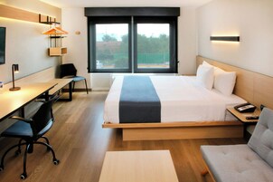 Suite, 1 cama de matrimonio con sofá cama | Escritorio, cortinas opacas, wifi gratis y ropa de cama