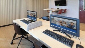 A modern hotel room with two desks, each with a computer, keyboard, and mouse. - City Express by Marriott Reynosa (Reynosa)