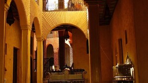 An interior with arches, a bench, and a table. - Kasbah Le Mirage (Marrakech)