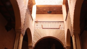 An interior view of a building with arches and a patterned ceiling. - Kasbah Le Mirage (Marrakech)