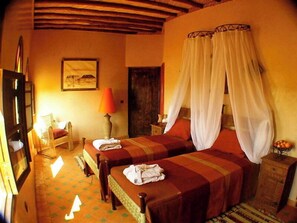 Cofres nos quartos, escrivaninha, cortinas blackout, Wi-Fi de cortesia