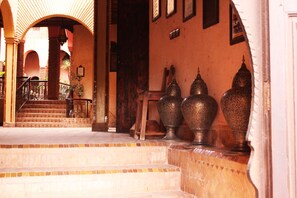 A staircase leading to a room with a tiled floor and a wooden railing. - Kasbah Le Mirage (Marrakech)