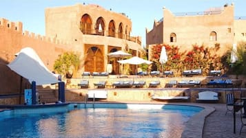 Piscine extérieure, parasols de plage, chaises longues