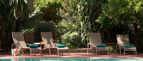 Piscine extérieure, parasols de plage, chaises longues