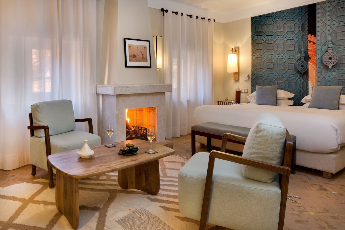 Habitación (Coté patio) | Sábanas de algodón egipcio, ropa de cama de alta calidad, minibar
