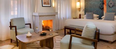 Chambre (Coté patio) | Draps en coton égyptien, literie de qualité, minibar, coffre-fort