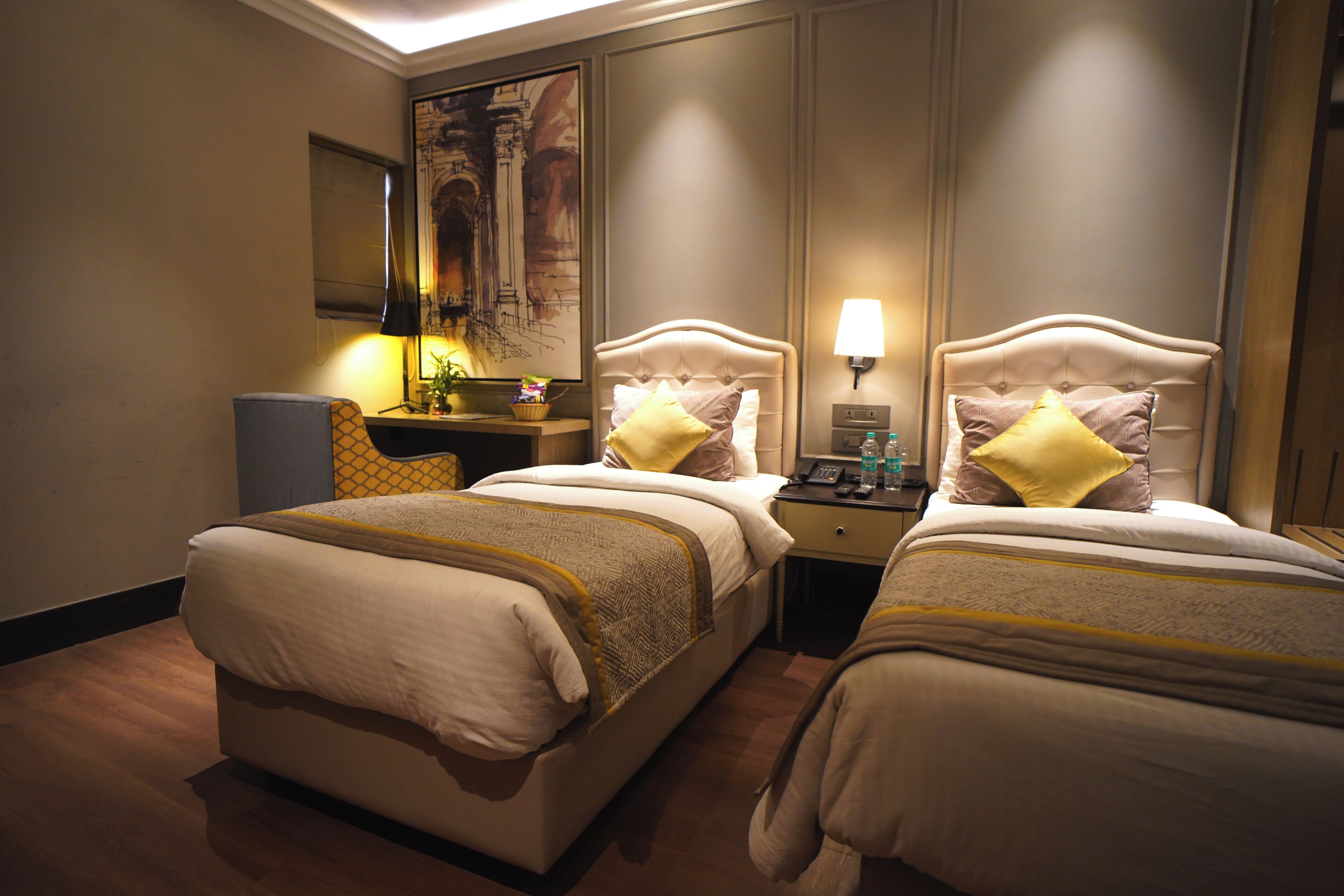 Minibar, caja de seguridad en la habitación y escritorio 