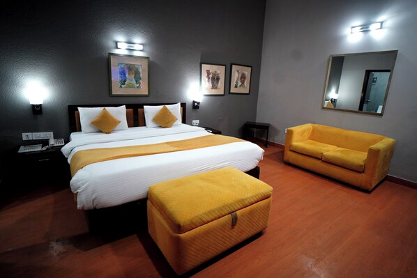 Club Double Room | Minibar, in-room safe, desk, soundproofing