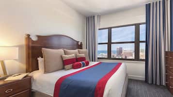 Peti besi dalam bilik, meja, langsir/tirai gelap terus