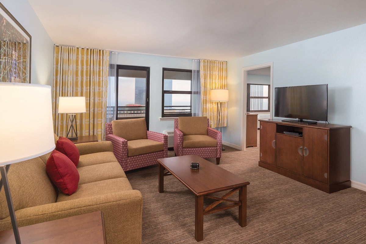 Deluxe-Apartment, 2 Schlafzimmer, Balkon | Wohnzimmer | Fernseher, Pay-TV