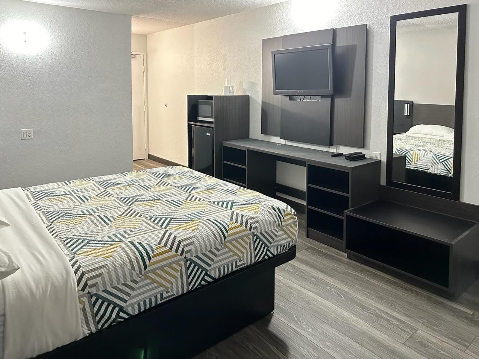 Schreibtisch, Bügeleisen/Bügelbrett, kostenloses WLAN, Bettwäsche