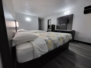 Desk, iron/ironing board, free WiFi, bed sheets - Motel 6 Omaha, NE (Omaha)