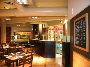 2 間餐廳；供應早餐、午餐和晚餐