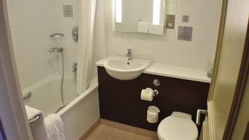 Une salle de bain avec une baignoire, un lavabo et des toilettes.