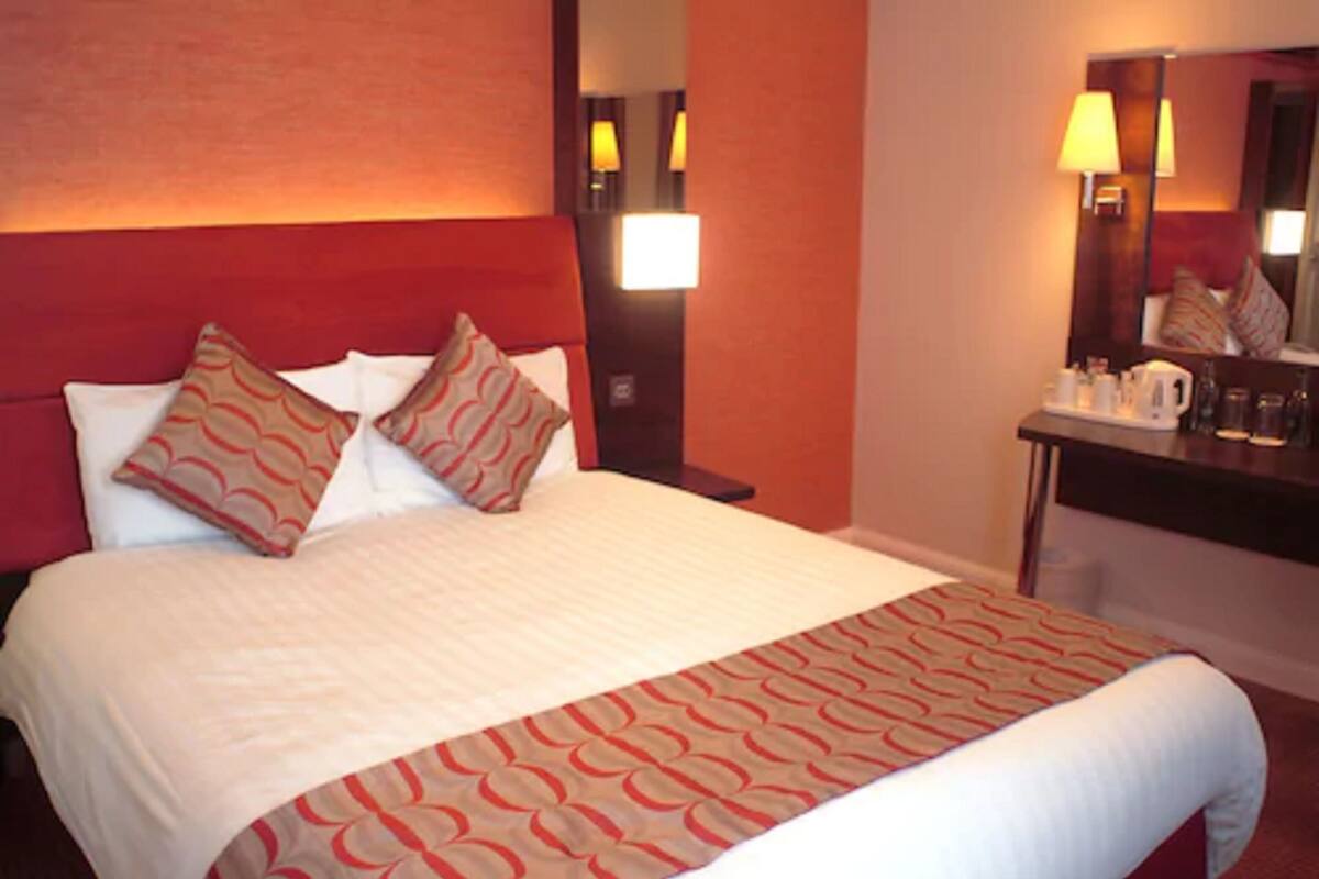 Standard Suite, 1 King Bed | Desk, laptop workspace, blackout curtains, iron/ironing board