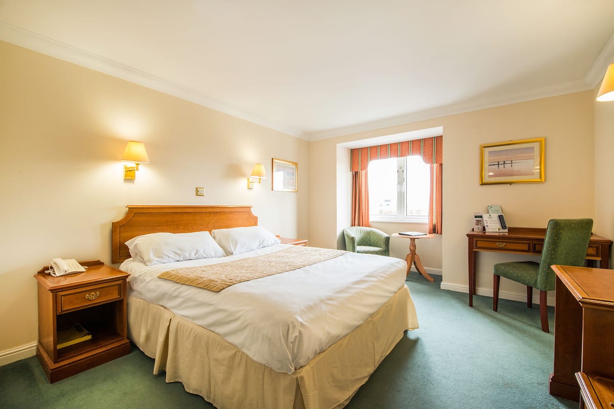 Superior-Zimmer, 1 King-Bett | Schreibtisch, Verdunkelungsvorhänge, Bügeleisen/Bügelbrett