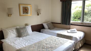 Dreibettzimmer | Schreibtisch, Verdunkelungsvorhänge, Bügeleisen/Bügelbrett