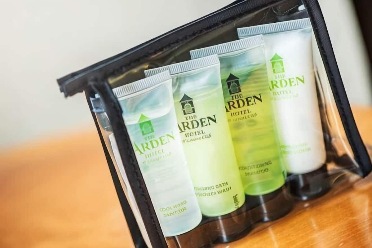 Eine Reihe von Hotelkosmetika in einer durchsichtigen Verpackung.