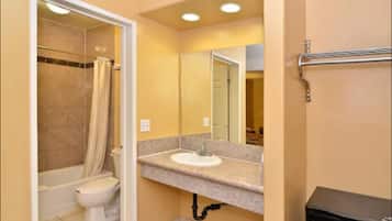 Combined shower/tub, free toiletries, hair dryer, towels