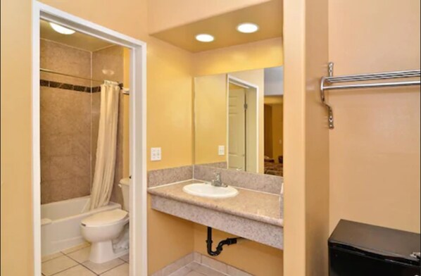 Combined shower/bathtub, free toiletries, hair dryer, towels