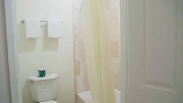Combined shower/tub, free toiletries, hair dryer, towels