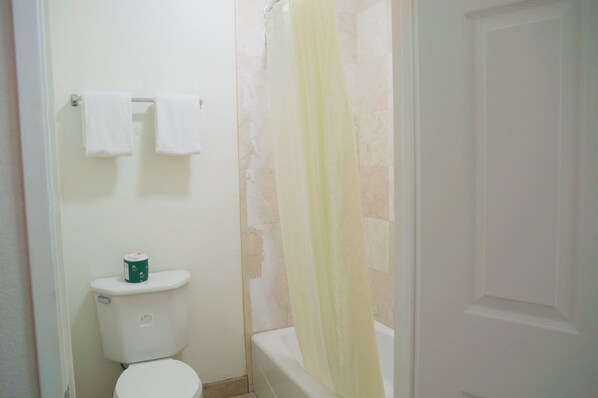 Combined shower/tub, free toiletries, hair dryer, towels - The Emerald Inn on Sunset (Los Angeles)