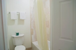 Bañera con ducha, artículos de tocador gratuitos, secador de pelo