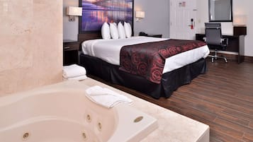 Habitación, 1 cama King size, para no fumadores, hidromasaje | Ropa de cama de alta calidad, camas con pillow-top y escritorio