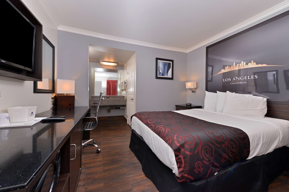 Room, 1 Queen Bed, Non Smoking | Premium bedding, pillowtop beds, desk, blackout drapes