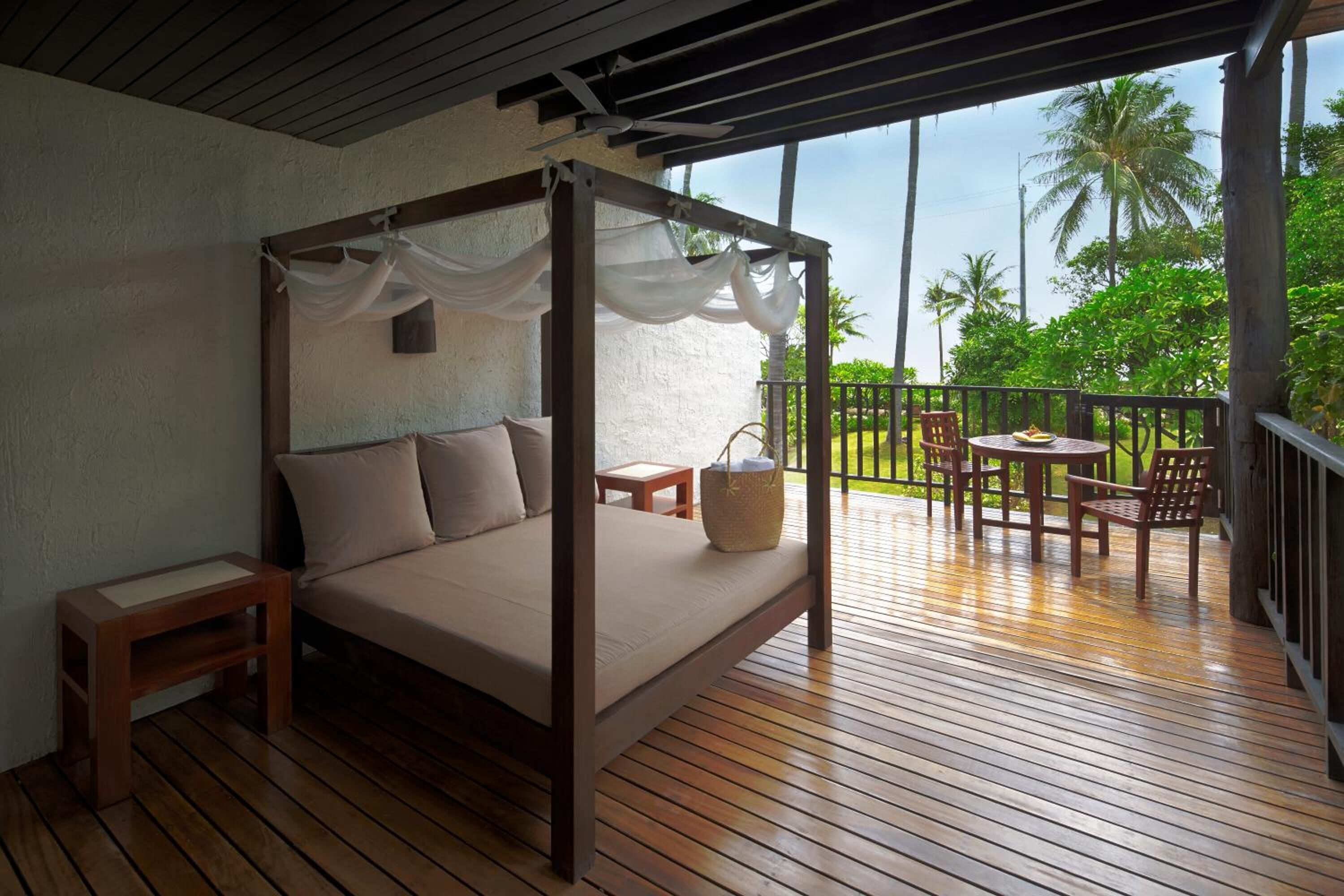 セーフティボックス (室内)、デスク、遮光カーテン、WiFi (無料)