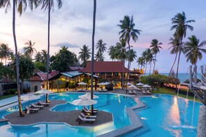 Outdoor pool, pool loungers