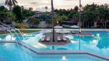 Outdoor pool, pool loungers