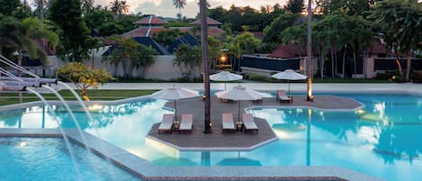 Outdoor pool, sun loungers