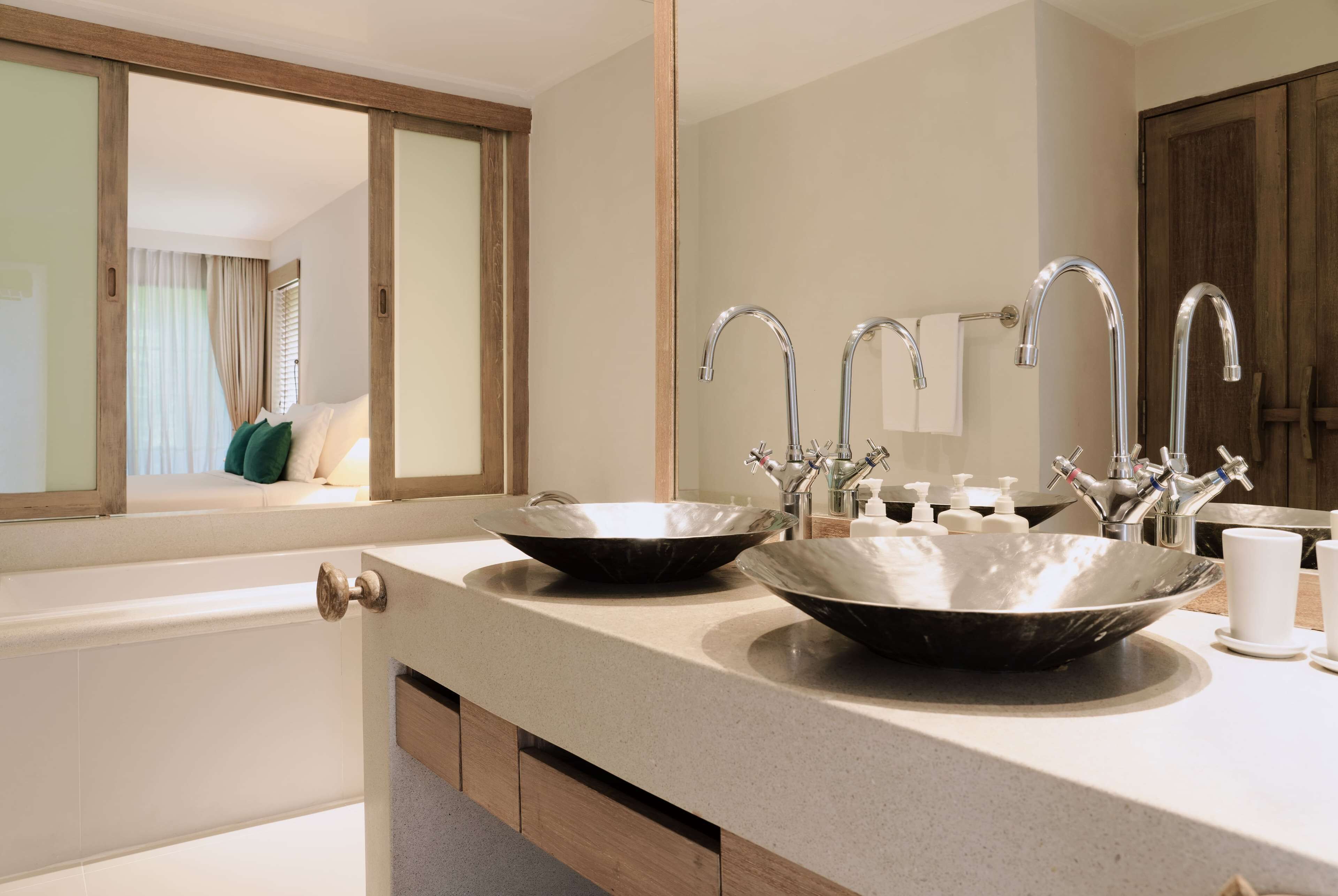 shower, rainfall showerhead, free toiletries, hair dryer