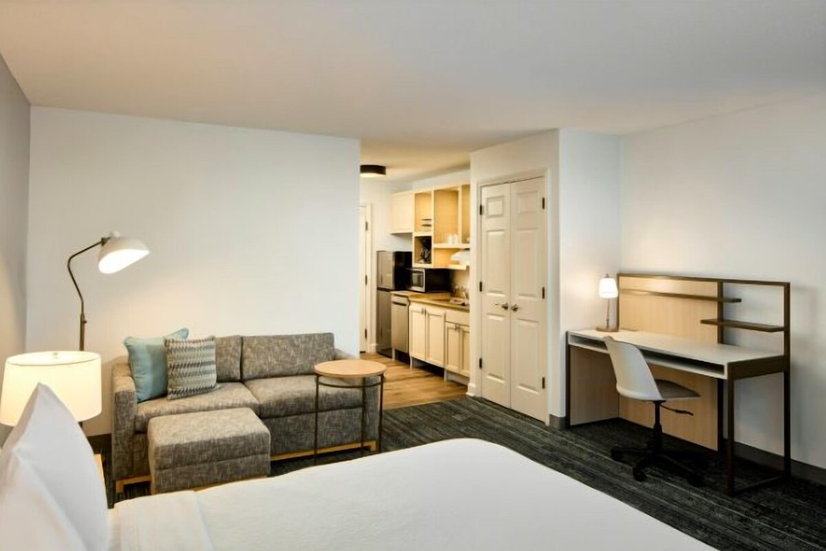 In-room safe, desk, iron/ironing board, free WiFi