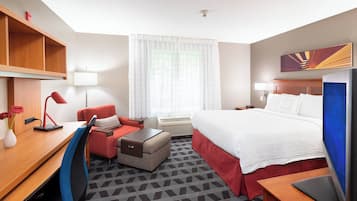 Studio, 1 Queen Bed | In-room safe, desk, iron/ironing board, free WiFi