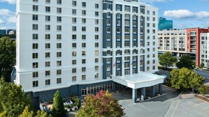 Un hôtel à plusieurs étages, à la façade blanche et bleue, appelé « Springhill Suites by Marriott ».