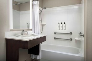 Ensemble douche/baignoire, articles de toilette gratuits, sèche-cheveux