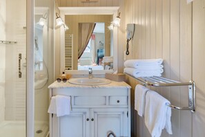 Standaard tweepersoonskamer | Badkamer | Gratis toiletartikelen, een haardroger, handdoeken