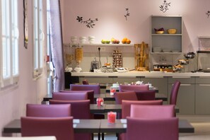 Petit déjeuner buffet servi tous les jours en supplément