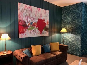 Luxury Suite | Living area | Flat-screen TV - Hôtel Le Beaulieu (Beaulieu-sur-Dordogne)