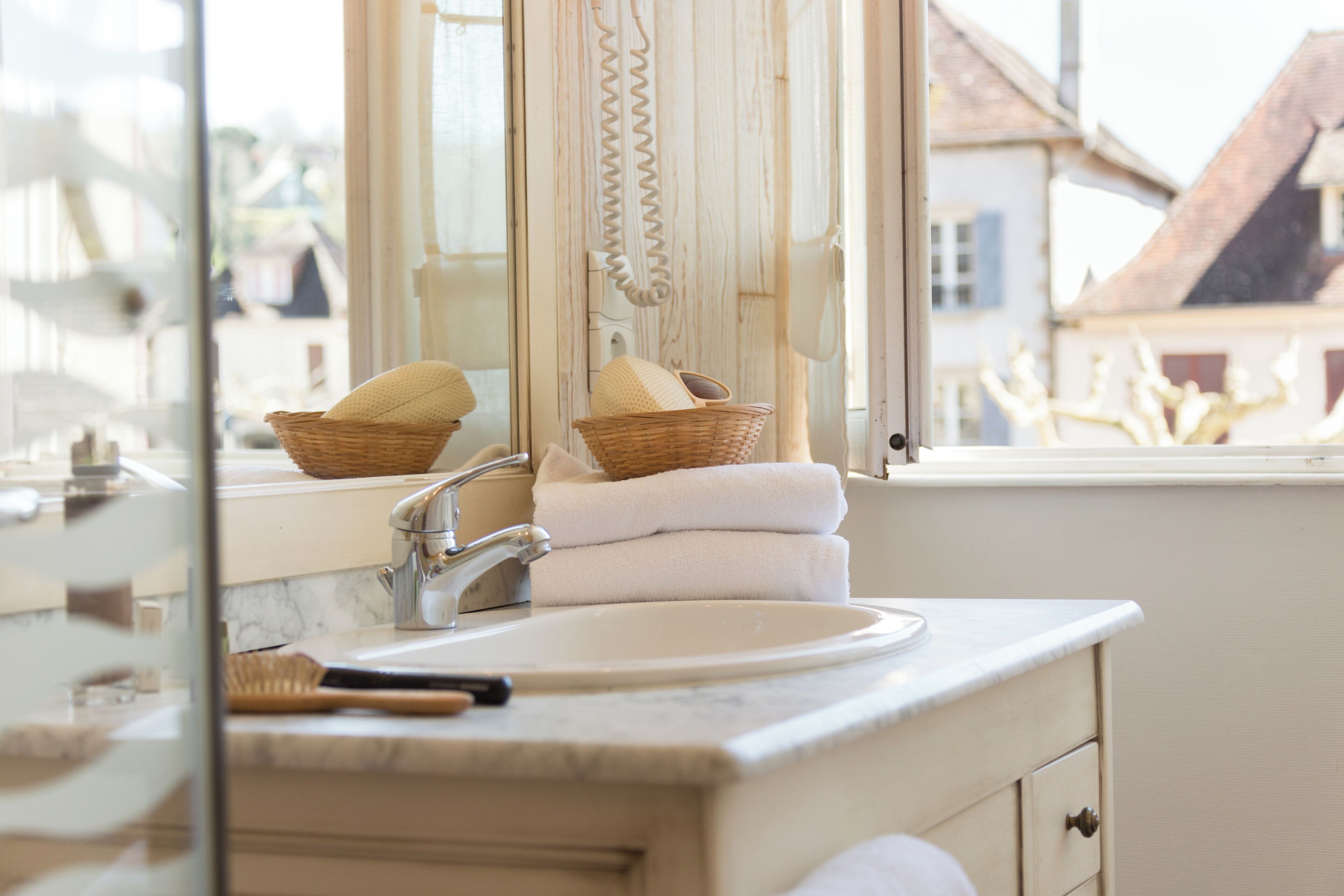 standard double room | bathroom | free toiletries, hair dryer, towels