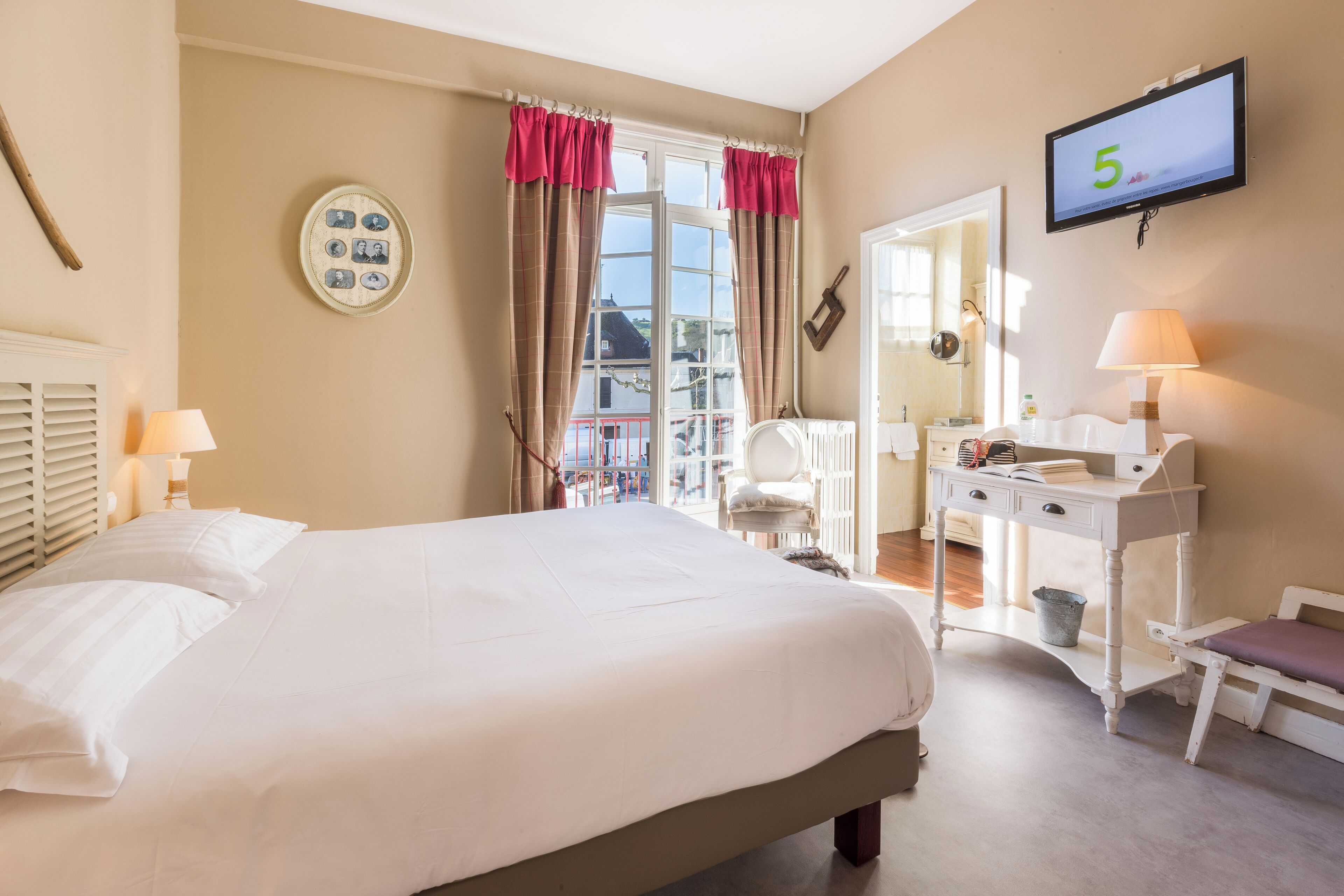 standard double room | 1 bedroom, desk, laptop workspace, iron/ironing board